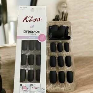 Kiss Black Press-On Nails